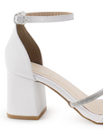vista trasera del tacón medio 7cm de las zapatillas blancas con detalles brillantes y pulsera al tobillo para dama