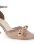 Vista a detalle de moño con pedrería y punta fina en zapatilla maquillaje para mujer