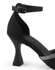 Vista trasera de tacón 7cm en zapatilla negra con pulsera y talón cerrado para mujer