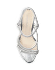 Vista superior de zapatilla para mujer con tiras de pedrería brillante en color plata