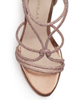 Vista de material sintético en zapatilla oro rosado para mujer con pedrería brillante y tacón de 10cm