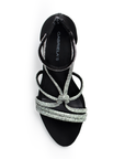 Vista superior de zapatilla negra para mujer con pedrería brillante en tiras cruzadas