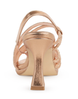 Vista trasera de tacón medio de 8cm en zapatilla oro rosado para mujer con tiras cruzadas de pedrería y correa