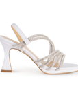 Vista lateral de zapatilla blanca para mujer con tiras de pedrería y tacón medio de 8cm