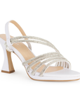 Vista diagonal de zapatilla blanca para mujer con tacón medio de 8cm y tiras cruzadas brillantes