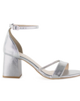 vista lateral de zapatillas plata para dama con tacón medio 7cm detalles brillantes y pulsera al tobillo