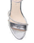 vista del detalle brillante y pulsera al tobillo en las zapatillas plata para dama