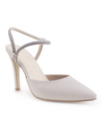 vista diagonal de zapatillas beige destalonadas con punta fina, tacón alto 11cm y tiras brillantes para dama