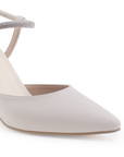 detalle del material cabra sintético en zapatillas beige para dama con punta fina destalonadas y tacón alto 11 cm