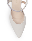 vista del detalle en punta fina de las zapatillas beige para dama con tacón alto 11 cm