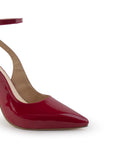 Vista a detalle de zapatilla para mujer tipo stiletto con pulsera y tacón delgado de11cm en color rojo