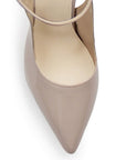 Vista de material charol en zapatilla tipo stiletto con tacón alto de 11cm en color maquillaje