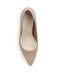 Vista superior de zapatilla para mujer con punta fina formal en color maquillaje