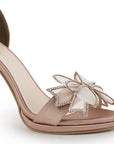 Vista a detalle de zapatilla para mujer con detalle brilloso en moño frontal en color maquillaje
