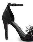 Vista trasera de tacón delgado medio de 10cm en zapatilla negra para mujer con pulsera ajustable