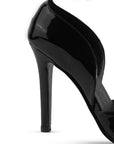 Vista trasera de tacón delgado en zapatilla negra para mujer con punta fina estilo stiletto