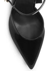 Vista de material charol en zapatilla para mujer con punta fina, pulsera al tobillo y tacón delgado en color negro