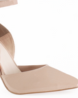 Vista a detalle de zapatilla maquillaje para mujer con pulsera ajustable y tacón delgado estilo stiletto