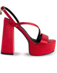 Vista lateral de zapatilla roja para mujer con plataforma al frente con colgante brillante tiras delgadas y tacón alto de 14cm
