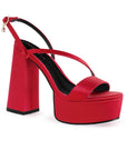 Vista diagonal de zapatilla roja para mujer con tiras delgadas cruzadas y tacón alto grueso de 14cm