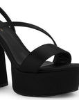 Vista a detalle de plataforma al frente con tiras delgadas cruzadas en zapatilla negra de tacón alto 14cm