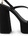 Vista trasera de tacón alto grueso de 14cm en zapatilla negra para mujer con tiras delgadas cruzadas colgante brillante de diseño descubierto