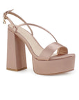 Vista diagonal de zapatilla nude para mujer con tiras delgadas cruzadas y tacón alto grueso de 14cm