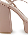 Vista trasera de tacón alto grueso de 14cm en zapatilla nude para mujer con tiras delgadas cruzadas colgante brillante de diseño descubierto