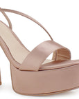 Vista a detalle de plataforma al frente con tiras delgadas cruzadas en zapatilla nude de tacón alto 14cm