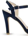Vista trasera de tacón delgado medio de 10cm en zapatilla azul para mujer con pulsera ajustable
