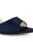 Vista a detalle de punta fina abierta en zapatilla azul para mujer con pulsera y tacón delgado de 10cm