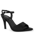 Vista diagonal de zapatilla negra para mujer de diseño descubierto con correa ajustable y tacón delgado de 10m