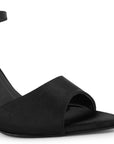 Vista a detalle de punta fina abierta en zapatilla negra para mujer con pulsera y tacón delgado de 10cm