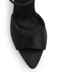 Vista de material shantung en zapatilla de diseño descubierto para mujer con pulsera y tacón de 10cm en color negro