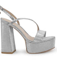 Vista lateral de zapatilla plateada para mujer con plataforma al frente con colgante brillante tiras delgadas y tacón alto de 14cm