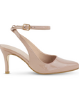 Vista lateral de zapatilla maquillaje para mujer con pulsera ajustable punta fina y tacón delgado medio de 9cm