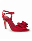 Vista diagonal de zapatilla roja con punta abierta moño y tacón medio 10cm