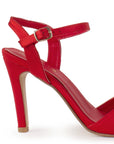 Vista trasera del tacón medio 10cm en zapatilla roja con pulsera ajustable al tobillo punta abierta y moño para dama