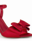 detalle del material shantung en zapatilla roja con punta abierta y moño tacón medio 10cm para dama