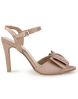 Vista lateral de zapatilla nude para dama con moño y punta abierta tacón medio 10 cm