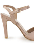 Vista trasera del tacón medio 10cm en zapatilla nude con pulsera ajustable al tobillo punta abierta y moño para dama