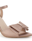detalle del material shantung en zapatilla nude con punta abierta y moño tacón medio 10cm para dama