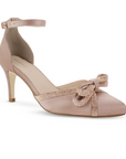 Vista diagonal de zapatilla maquillaje para mujer con punta fina, moño de pedrería y tacón medio de 7cm
