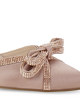 Vista a detalle de moño con pedrería y punta fina en zapatilla maquillaje para mujer