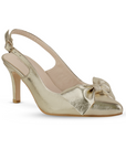 Vista diagonal de zapatilla dorada tipo stiletto para mujer con moño en punta fina y tacón delgado de 8cm