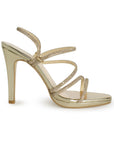 Vista lateral de zapatilla oro para mujer con pedrería brillante y tacón medio de 10cm
