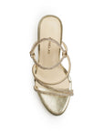 Vista superior de zapatilla para mujer con tiras de pedrería brillante en color oro