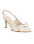 Vista diagonal de zapatilla beige tipo stiletto para mujer con moño en punta fina y tacón delgado de 8cm