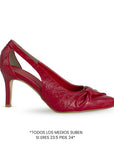 vista lateral de zapatillas rojas puntales para dama con tacón medio 8cm y sutil moño lateral