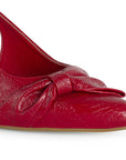 detalle del material charol en las zapatillas rojas para dama puntales con tacón medio 8cm
